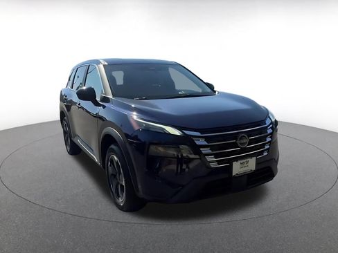 Used 2025 Nissan Rogue SV FWD image 3