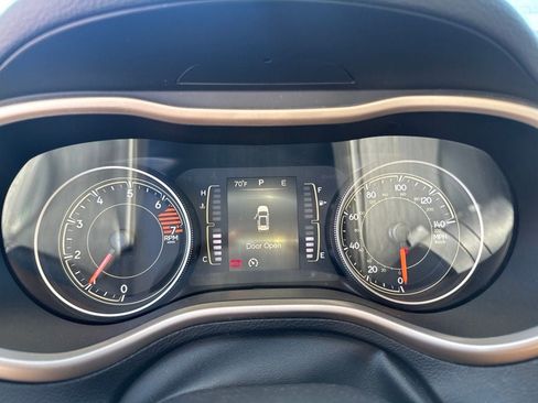 Used 2016 Jeep Cherokee Latitude w/ Cold Weather Group AWD/4WD image 5
