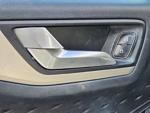 Used 2020 Ford Escape SE FWD image 15