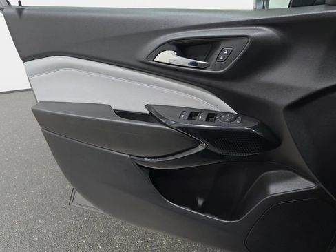 Used 2025 Chevrolet Trax LT FWD image 25