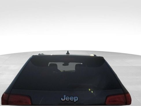 Used 2017 Jeep Grand Cherokee Limited AWD/4WD image 3