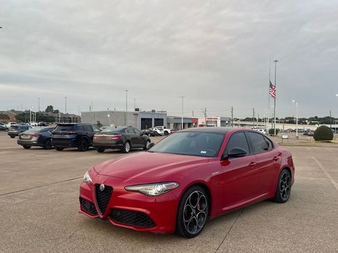 Used 2022 Alfa Romeo Giulia Veloce RWD image 9