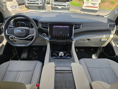 Used 2024 Jeep Wagoneer L Series III w/ Premium Group I AWD/4WD image 5