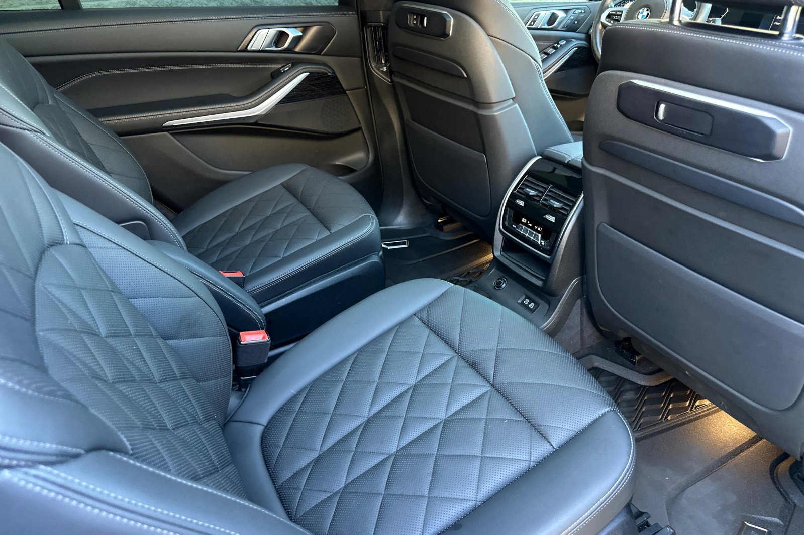 Used 2024 BMW X7 xDrive40i w/ M Sport Package AWD/4WD image 34