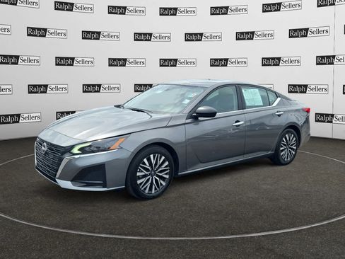 Used 2025 Nissan Altima 2.5 SV FWD image 2
