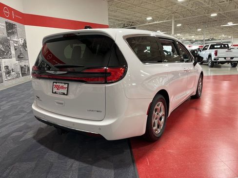 Used 2024 Chrysler Pacifica Limited w/ Trailer Tow Group FWD image 2
