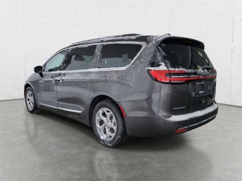 Used 2023 Chrysler Pacifica Limited image 5