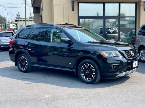 Used 2019 Nissan Pathfinder SL image 1