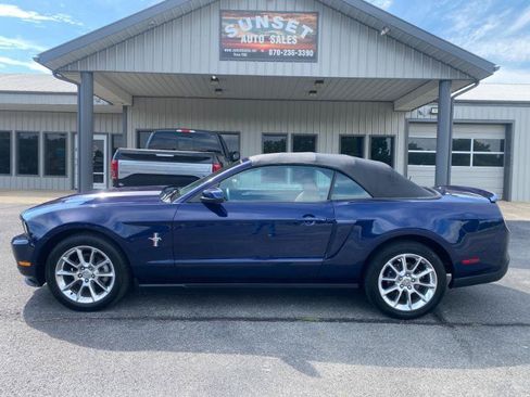Used 2010 Ford Mustang Convertible RWD image 2