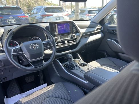 Used 2024 Toyota Highlander LE image 30