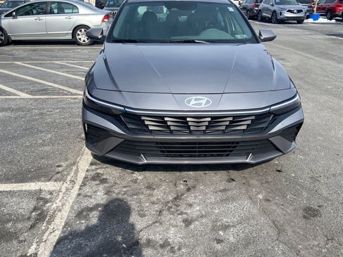 Used 2024 Hyundai Elantra Blue image 9