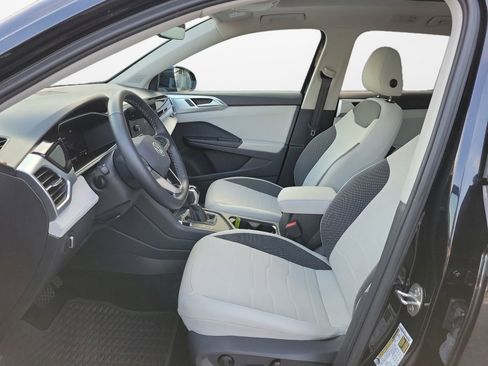 Certified 2025 Volkswagen Taos SE w/ Panoramic Sunroof Package image 11