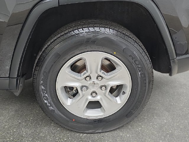 Used 2016 Jeep Grand Cherokee Laredo w/ Quick Order Package 23E AWD/4WD image 32