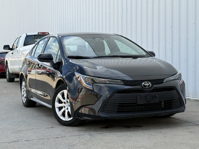Used 2025 Toyota Corolla LE FWD image 2
