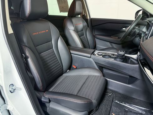 Certified 2025 Nissan Rogue SV image 17