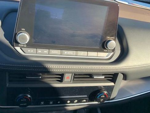 Used 2023 Nissan Rogue SV FWD image 28