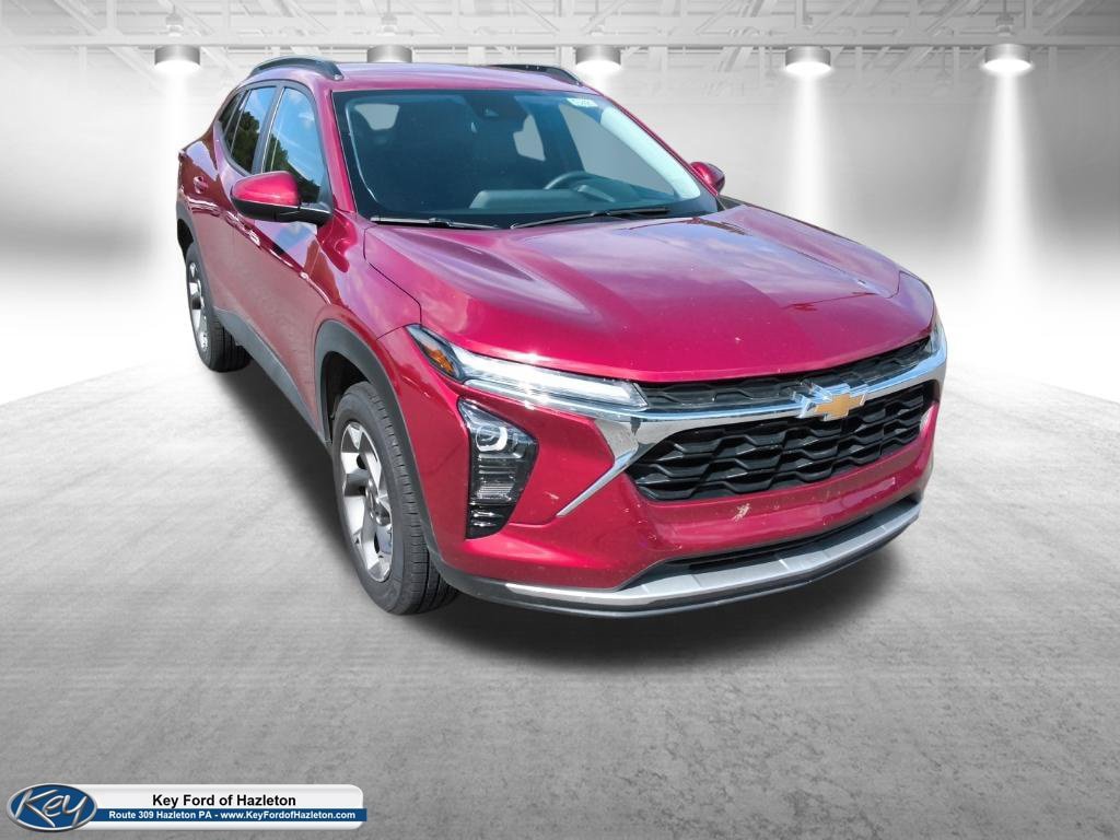Used 2025 Chevrolet Trax LT FWD image 2