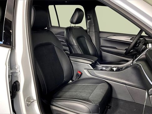 New 2025 Jeep Grand Cherokee Laredo image 12