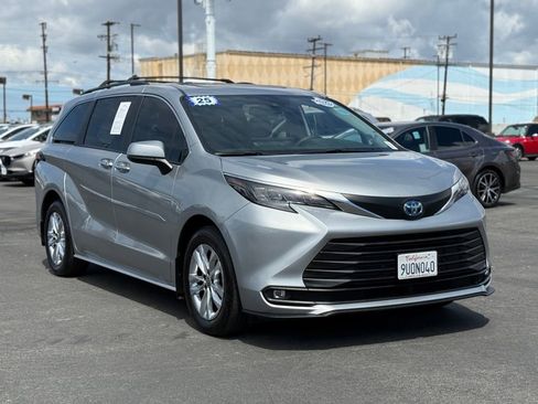 Used 2025 Toyota Sienna XLE w/ XLE Plus Package FWD image 1