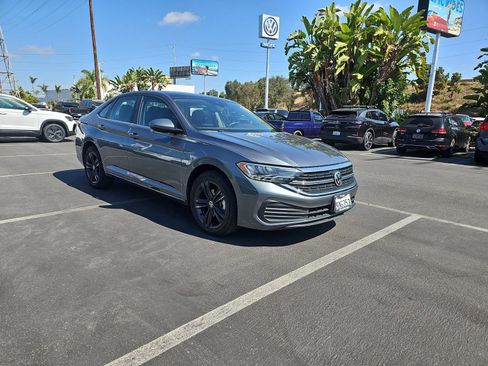 Used 2023 Volkswagen Jetta SE w/ Panoramic Sunroof Package FWD image 3