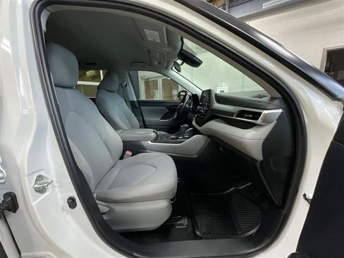 Used 2021 Toyota Highlander LE FWD image 31
