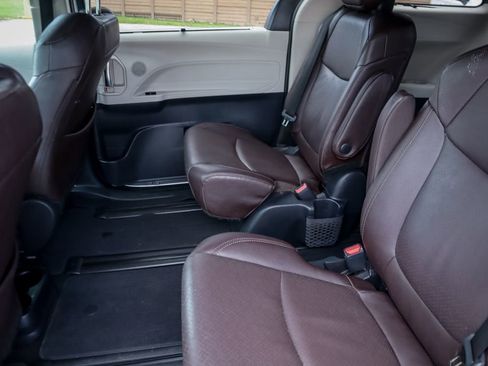 Used 2023 Toyota Sienna Platinum image 23