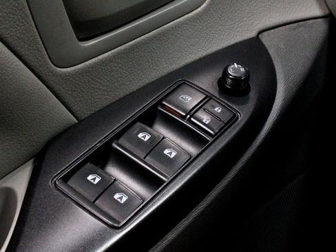 Used 2015 Toyota Sienna L image 25