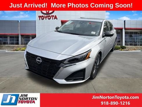 Used 2025 Nissan Altima 2.5 SV FWD image 2