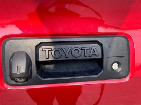 Used 2017 Toyota Tacoma SR5 image 9