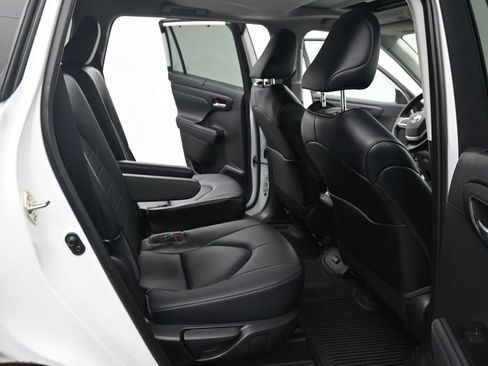 Used 2023 Toyota Highlander XLE AWD/4WD image 17