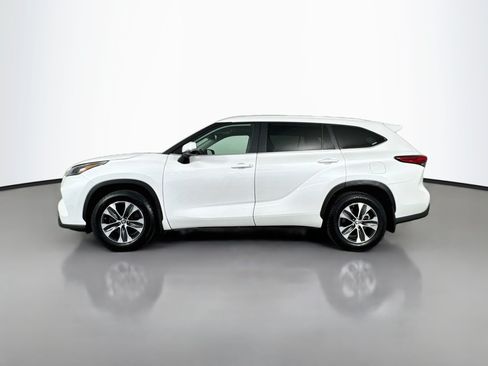 Used 2023 Toyota Highlander XLE AWD/4WD image 4