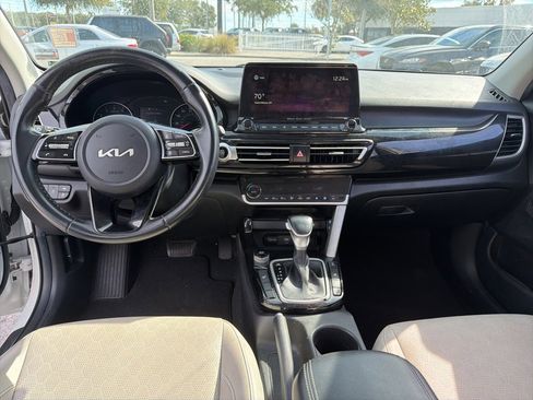 Used 2022 Kia Seltos EX image 16