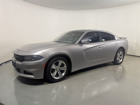 Used 2015 Dodge Charger SXT image 3