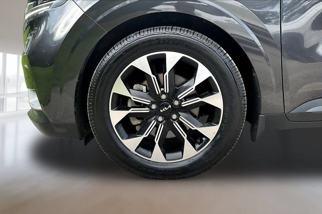 Used 2022 Kia Carnival EX FWD image 31