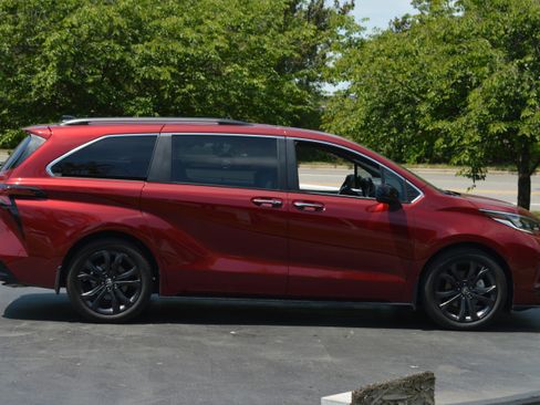 Used 2022 Toyota Sienna XSE FWD image 12