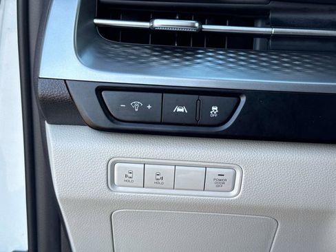 Used 2024 Kia Carnival LX image 31