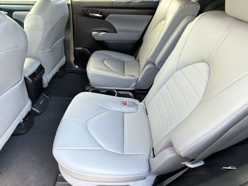 Used 2023 Toyota Highlander XLE image 29