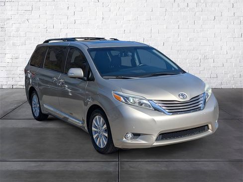 Used 2017 Toyota Sienna Limited Premium image 1