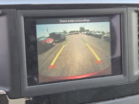 Used 2019 Chrysler Pacifica Touring-L FWD image 6