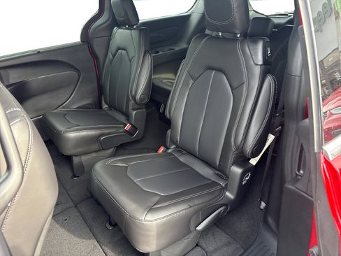 New 2026 Chrysler Pacifica Select image 10