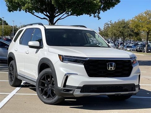 New 2025 Honda Pilot Touring image 2