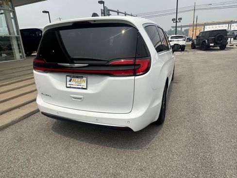 Used 2023 Chrysler Pacifica Touring-L FWD image 10
