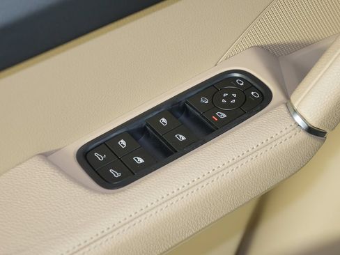 Certified 2023 Porsche Cayenne w/ Premium Package AWD/4WD image 17