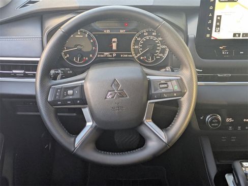 Used 2025 Mitsubishi Outlander SE image 25