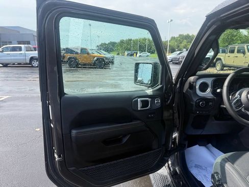 Used 2025 Jeep Wrangler Unlimited Sahara AWD/4WD image 15