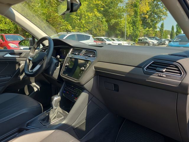 Used 2022 Volkswagen Tiguan SE FWD image 19