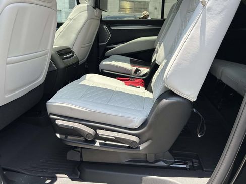 New 2026 Cadillac Escalade ESV V AWD/4WD image 13