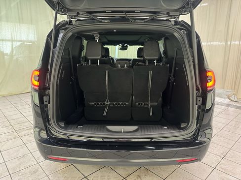 Used 2026 Chrysler Pacifica Limited w/ S Appearance Package FWD image 8