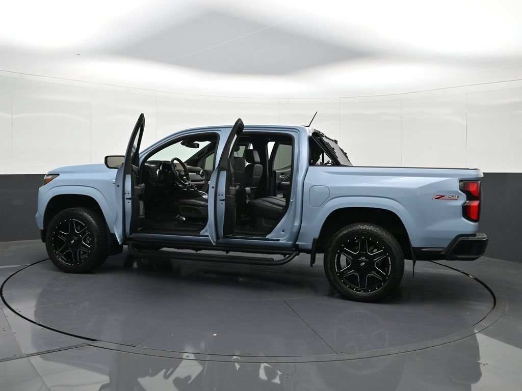 Used 2025 Chevrolet Colorado Z71 w/ Technology Package AWD/4WD image 42
