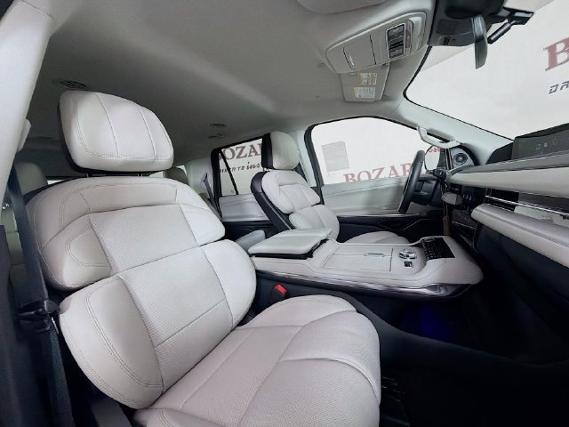 New 2026 Lincoln Navigator Premiere AWD/4WD image 32